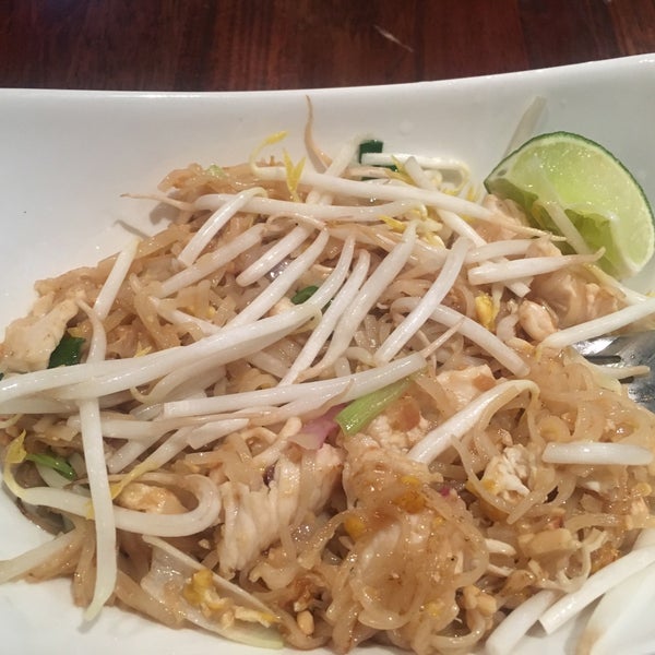 Foto scattata a Little Basil Thai Cuisine da Magda A. il 11/2/2016