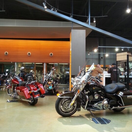 Das Foto wurde bei Trev Deeley Motorcycles von Roberto G. am 2/10/2013 aufgenommen