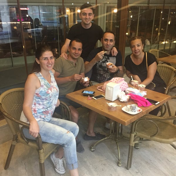 Foto tirada no(a) Yusdo Yaşar Ustanın Sorbe ve Dondurması Bakırköy por Ferhat Ergin T. em 7/18/2016