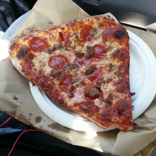 รูปภาพถ่ายที่ Serrano&#39;s Pizza โดย SFLOS P. เมื่อ 4/26/2014