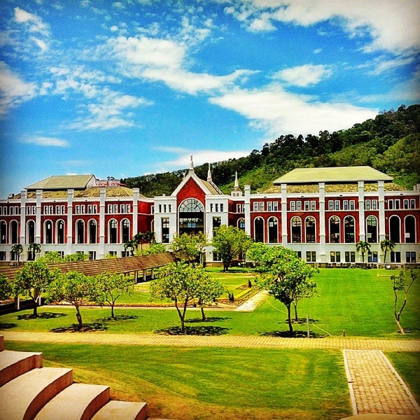 Школа в патонге. Интернациональная школа пхукет. School phuket. Школа qsi пхукет. British school phuket international school.