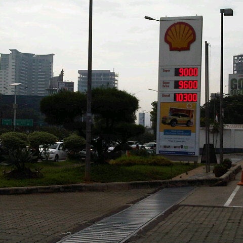 Foto diambil di Shell oleh Andri B. pada 11/26/2012