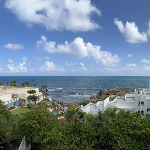 รูปภาพถ่ายที่ Caribe Hilton โดย Paul W. เมื่อ 12/4/2021