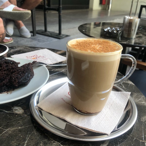 Das Foto wurde bei Two Cups Coffee von Şen G. am 5/31/2019 aufgenommen