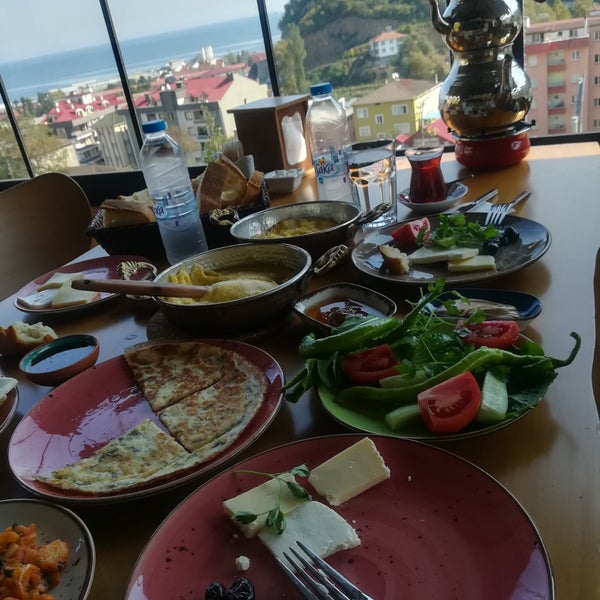 Das Foto wurde bei Lazvegaz Restaurant von FARMASİ . am 10/4/2019 aufgenommen