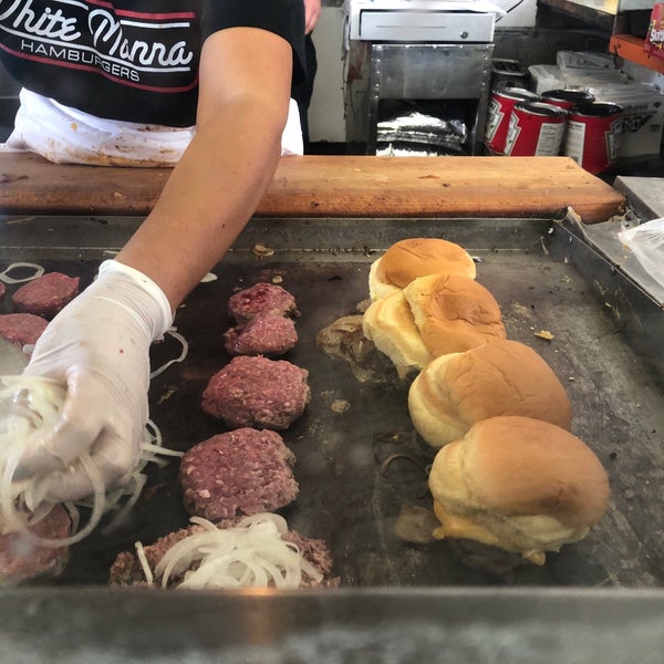Foto tirada no(a) White Manna Hamburgers por Steve L. em 10/19/2018