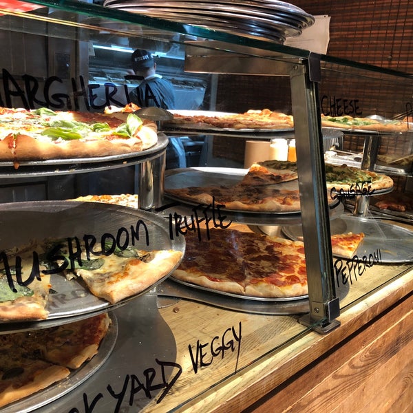 2/4/2018 tarihinde Niusha S.ziyaretçi tarafından Wiseguy NY Pizza'de çekilen fotoğraf