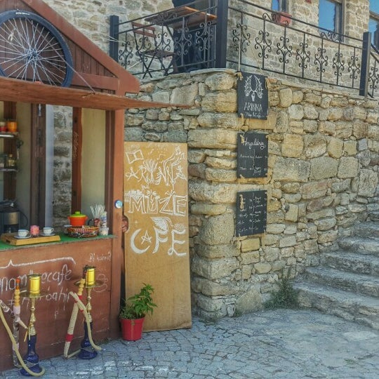 Foto scattata a Arinna Müze Cafe da Gökçe G. il 8/28/2015