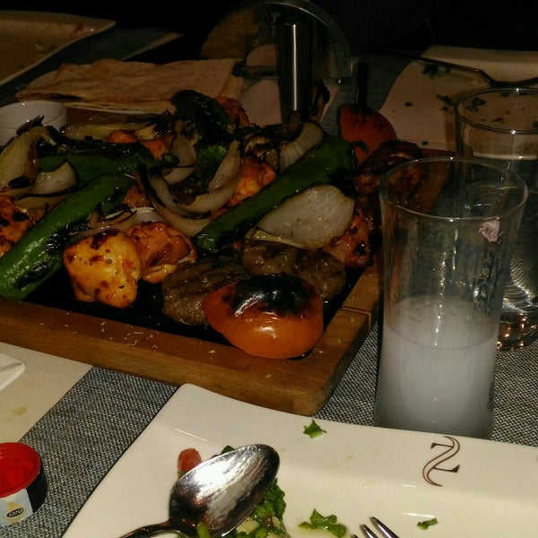 Das Foto wurde bei Ziyaret Restaurant &amp; Ocakbaşı von Volkan A. am 2/10/2017 aufgenommen