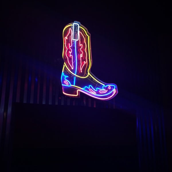 9/6/2014에 Cheryl B.님이 Neon Boots Dancehall &amp; Saloon에서 찍은 사진