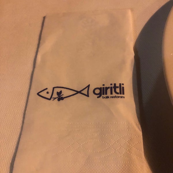 รูปภาพถ่ายที่ Giritli Balık Restaurant โดย Güliz T. เมื่อ 11/6/2023