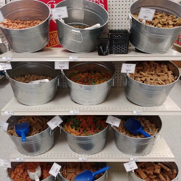 Photo taken at Chuck &amp; Don&#39;s Pet Food &amp; Supplies by Katie H. on 1/6/2019