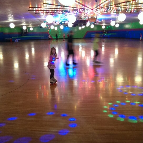 2/26/2014 tarihinde Katie H.ziyaretçi tarafından Skateville Family Rollerskating Center'de çekilen fotoğraf