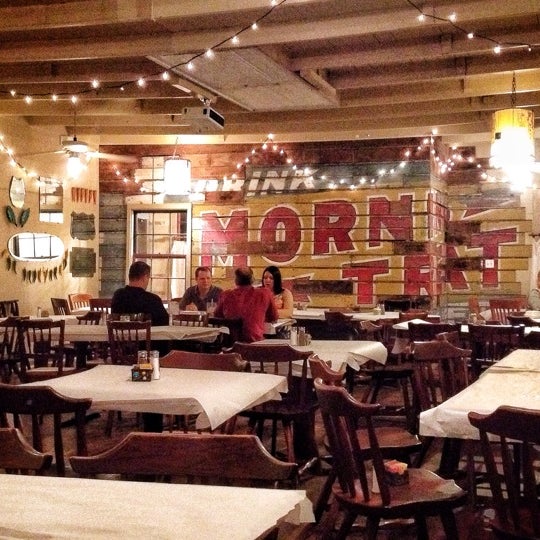 รูปภาพถ่ายที่ Roberto&#39;s River Road Restaurant โดย James D. เมื่อ 9/1/2013