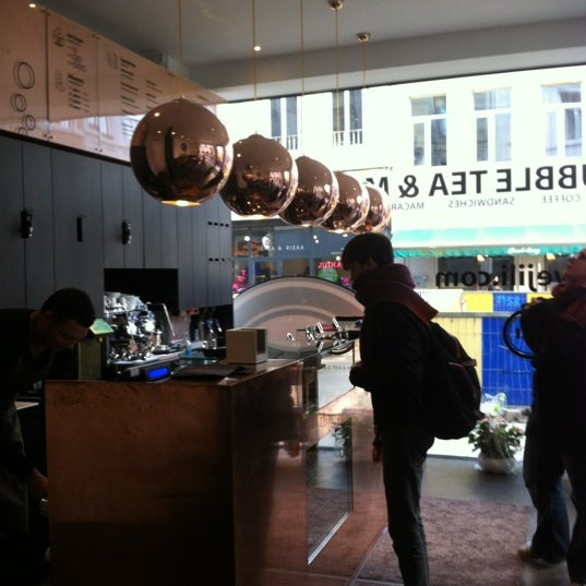 Foto tomada en Jili Bubble Tea, Coffee &amp; More  por Kev C. el 11/16/2012