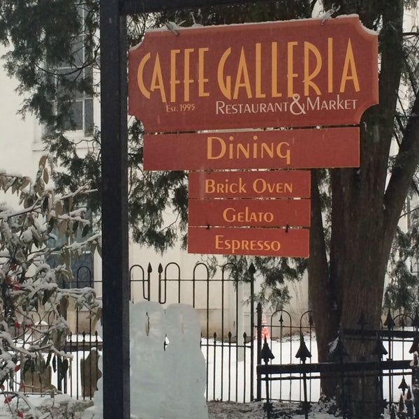 Foto tirada no(a) Caffe Galleria Restaurant &amp; Market por Caitlin M. em 2/3/2014