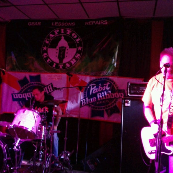 Foto tomada en Lee&#39;s Liquor Lounge  por Raven D. el 5/12/2013