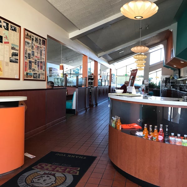Foto tirada no(a) Twohey&#39;s Restaurant por Barry F. em 2/6/2019