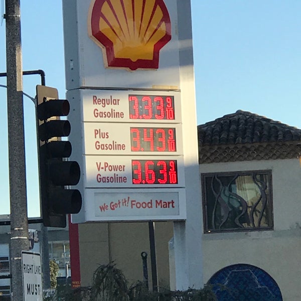 รูปภาพถ่ายที่ Shell โดย Barry F. เมื่อ 1/26/2019