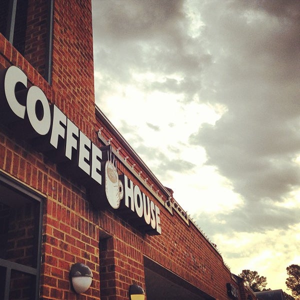 รูปภาพถ่ายที่ New World Coffee House โดย AJ V. เมื่อ 5/18/2013