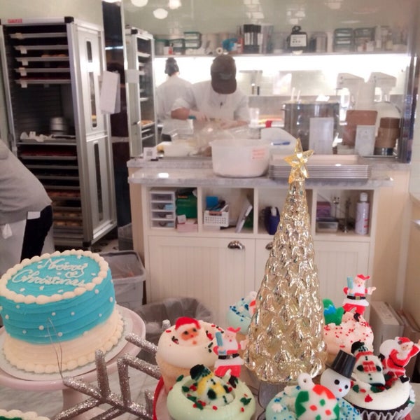 Photo taken at Magnolia Bakery by こにかな on 12/13/2015