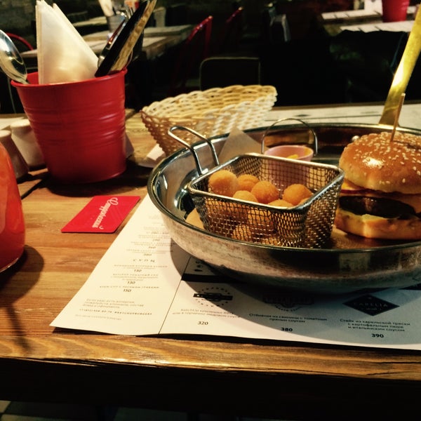 รูปภาพถ่ายที่ Ketch Up Burgers โดย Valeri T. เมื่อ 3/18/2015