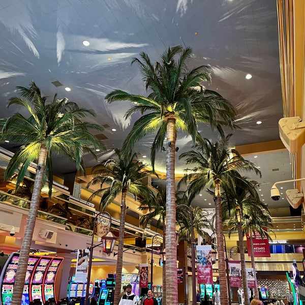 Foto diambil di Tropicana Casino &amp; Resort oleh Michele A. pada 9/23/2022