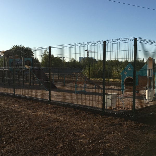 Собачья площадка в полюстровском парке. Нахимовский проспект 21 площадка для выгула собак. Выгульщик собак спб. Парк северное тушино дрессировочная площадка. Площадки для выгула собак спб.