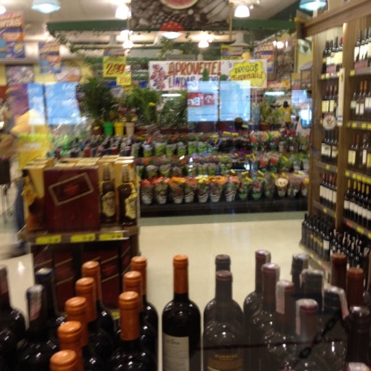 Foto tirada no(a) Savegnago Supermercados por A F M. em 4/4/2012