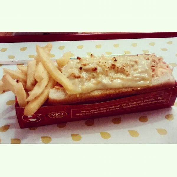 Foto diambil di Vic&#39;s Hot Dog Gourmet oleh Talita O. pada 9/15/2014