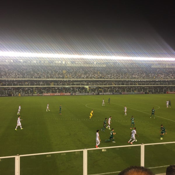 Photo taken at Estádio Urbano Caldeira (Vila Belmiro) by Caio C. on 6/15/2017
