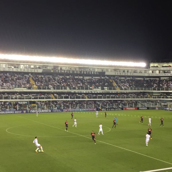 Photo taken at Estádio Urbano Caldeira (Vila Belmiro) by Caio C. on 6/24/2017