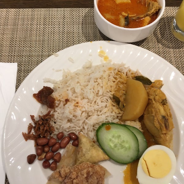 Hotel Jen Hong Kongに朝食付きにすればここで朝Curry食えます。