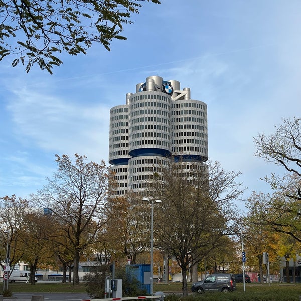 รูปภาพถ่ายที่ BMW-Hochhaus (Vierzylinder) โดย Fuyuhiko T. เมื่อ 11/9/2023
