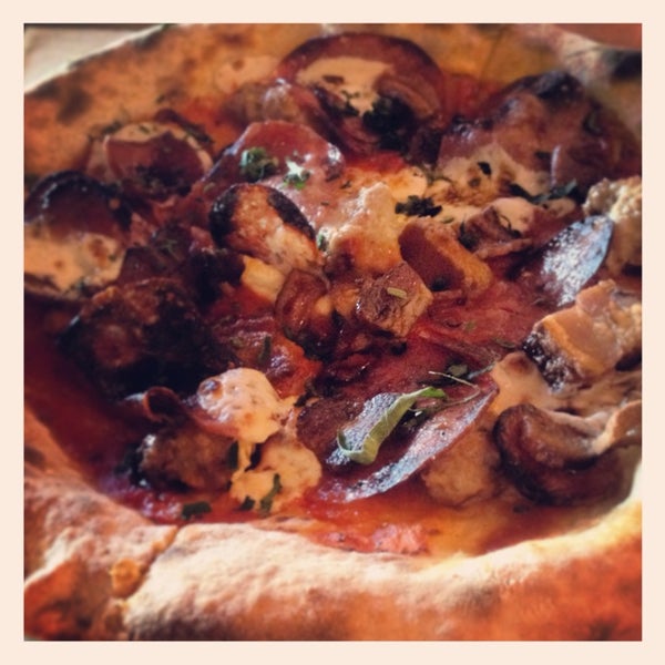 Foto scattata a Pitfire Artisan Pizza da Travel C. il 5/2/2014