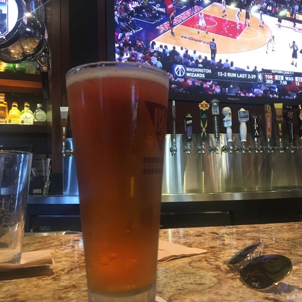 Photo taken at BJ&#39;s Restaurant &amp; Brewhouse by Tuomas R. on 4/22/2018
