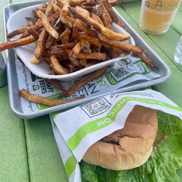 Photo taken at BurgerFi by Tyna R. on 11/9/2023