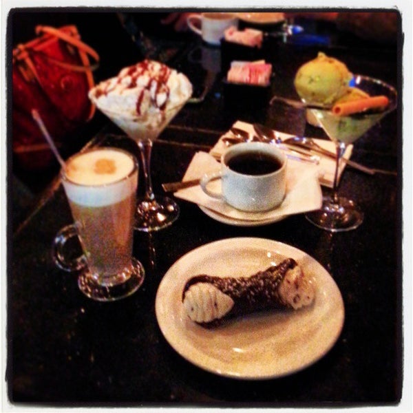 Foto scattata a Sambuca&#39;s Cafe &amp; Desserts da HTEDance il 3/30/2013