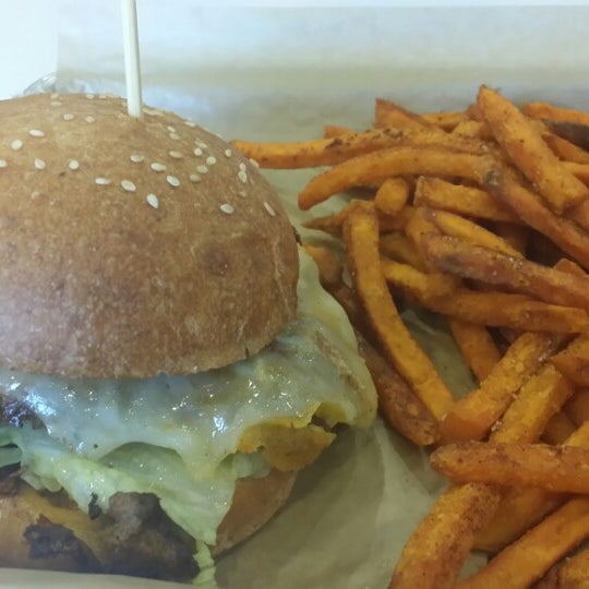 3/30/2014 tarihinde Sheila H.ziyaretçi tarafından MOOYAH Burgers, Fries &amp; Shakes'de çekilen fotoğraf