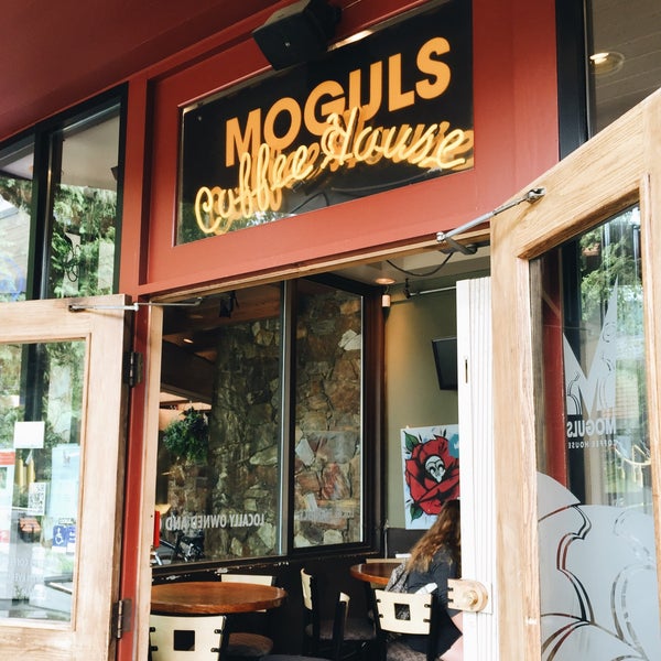 Foto tirada no(a) Moguls Coffee House por Tzu-lun H. em 6/24/2015