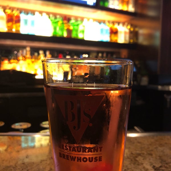 Photo taken at BJ&#39;s Restaurant &amp; Brewhouse by Caroll G. on 4/15/2018