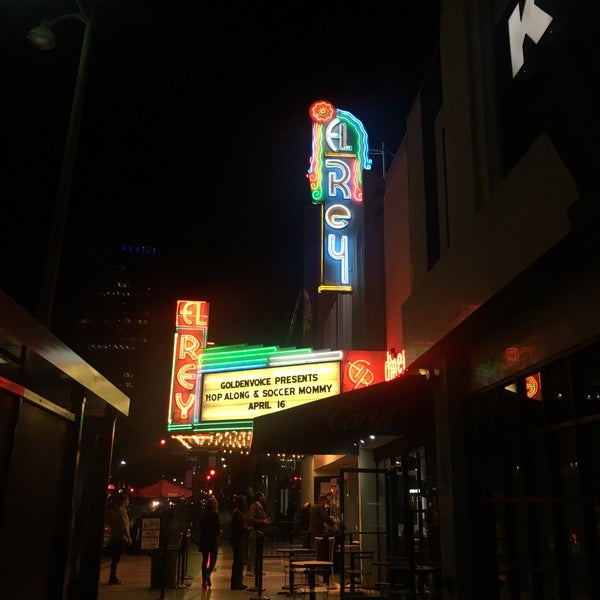 Foto tirada no(a) El Rey Theatre por Lauren B. em 4/17/2019
