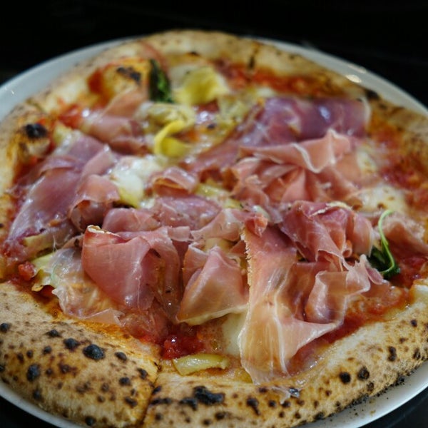 Foto diambil di 800 Degrees Neapolitan Pizzeria oleh Wayne L. pada 10/26/2014