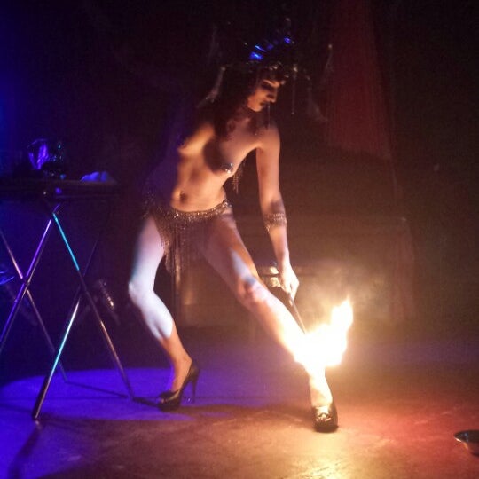 รูปภาพถ่ายที่ Proud Cabaret City โดย Rhiannan D. เมื่อ 1/18/2014