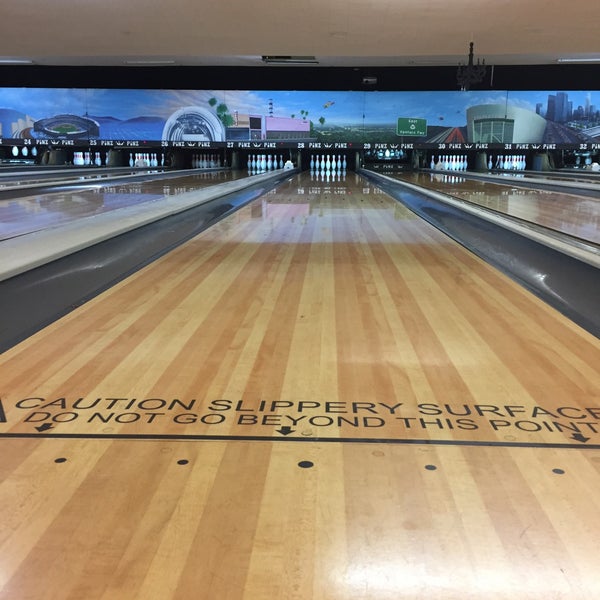 Photo taken at Pinz Bowling Center by Valentino H. on 12/30/2017
