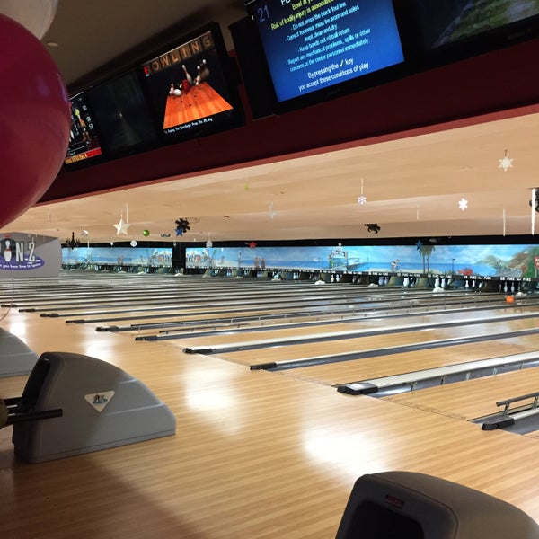 Photo taken at Pinz Bowling Center by Valentino H. on 12/30/2015