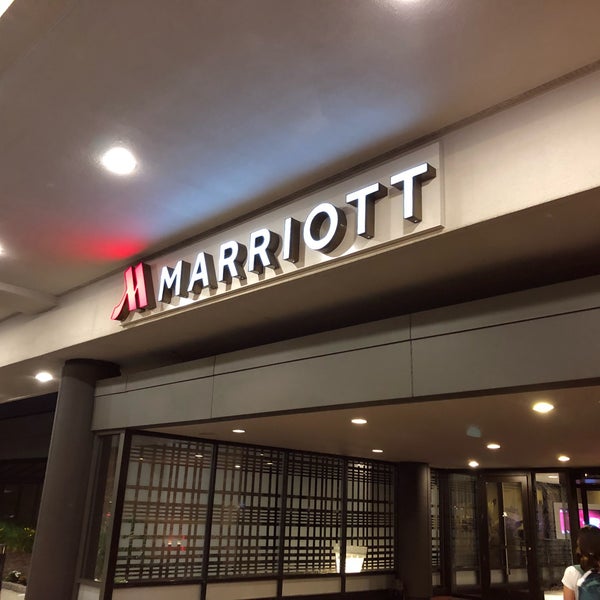 Foto diambil di Marriott Newark Liberty International Airport oleh DH K. pada 7/1/2018