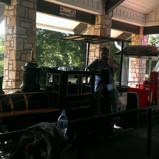 Foto tirada no(a) San Antonio Zoo - Train Depot (@SanAntonioZoo) por Megan em 8/31/2013
