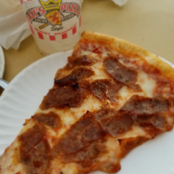 รูปภาพถ่ายที่ Ray&#39;s Pizza โดย Michael D. เมื่อ 5/5/2019