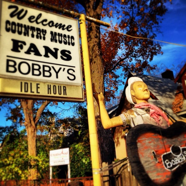 Foto tomada en Bobby&#39;s Idle Hour Tavern  por Don F. el 11/8/2013